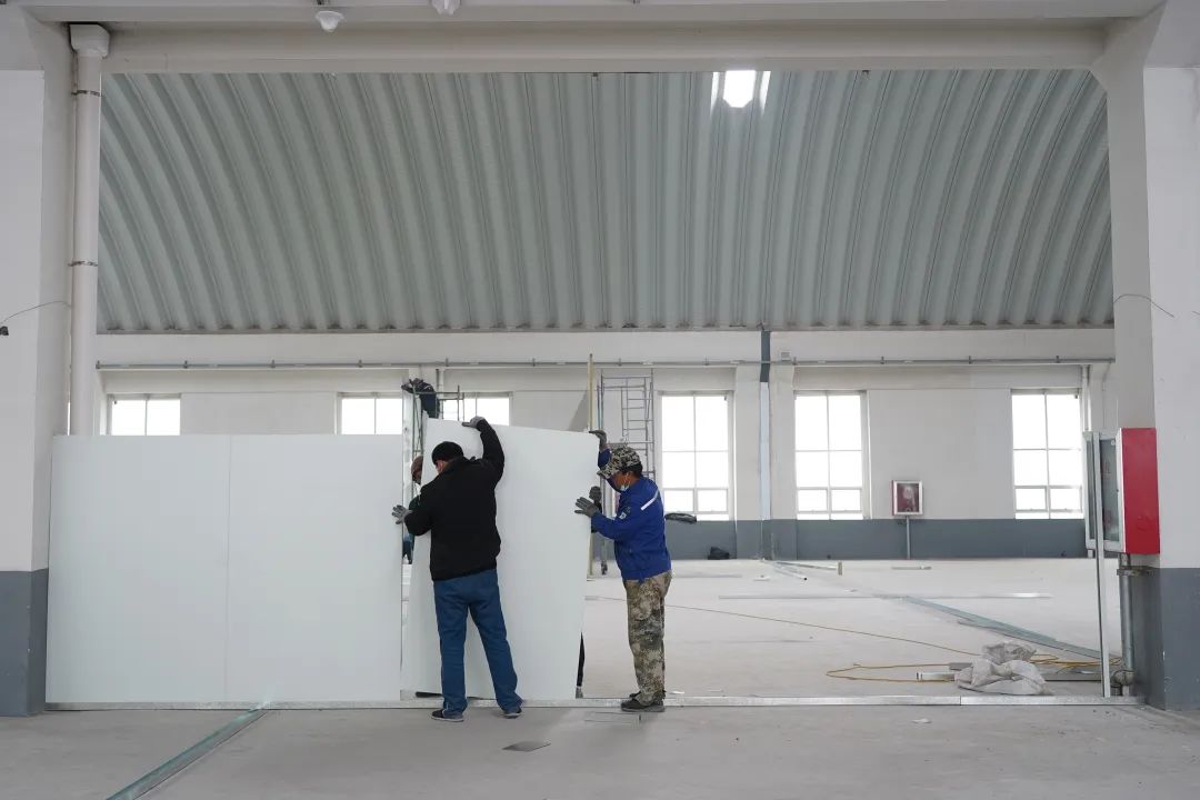 疫情就是命令,彩钢夹芯板厂家宏鑫源紧急驰援多地方舱医院建设(图7) 疫情就是命令,彩钢夹芯板厂家宏鑫源紧急驰援多地方舱医院建设(图7)