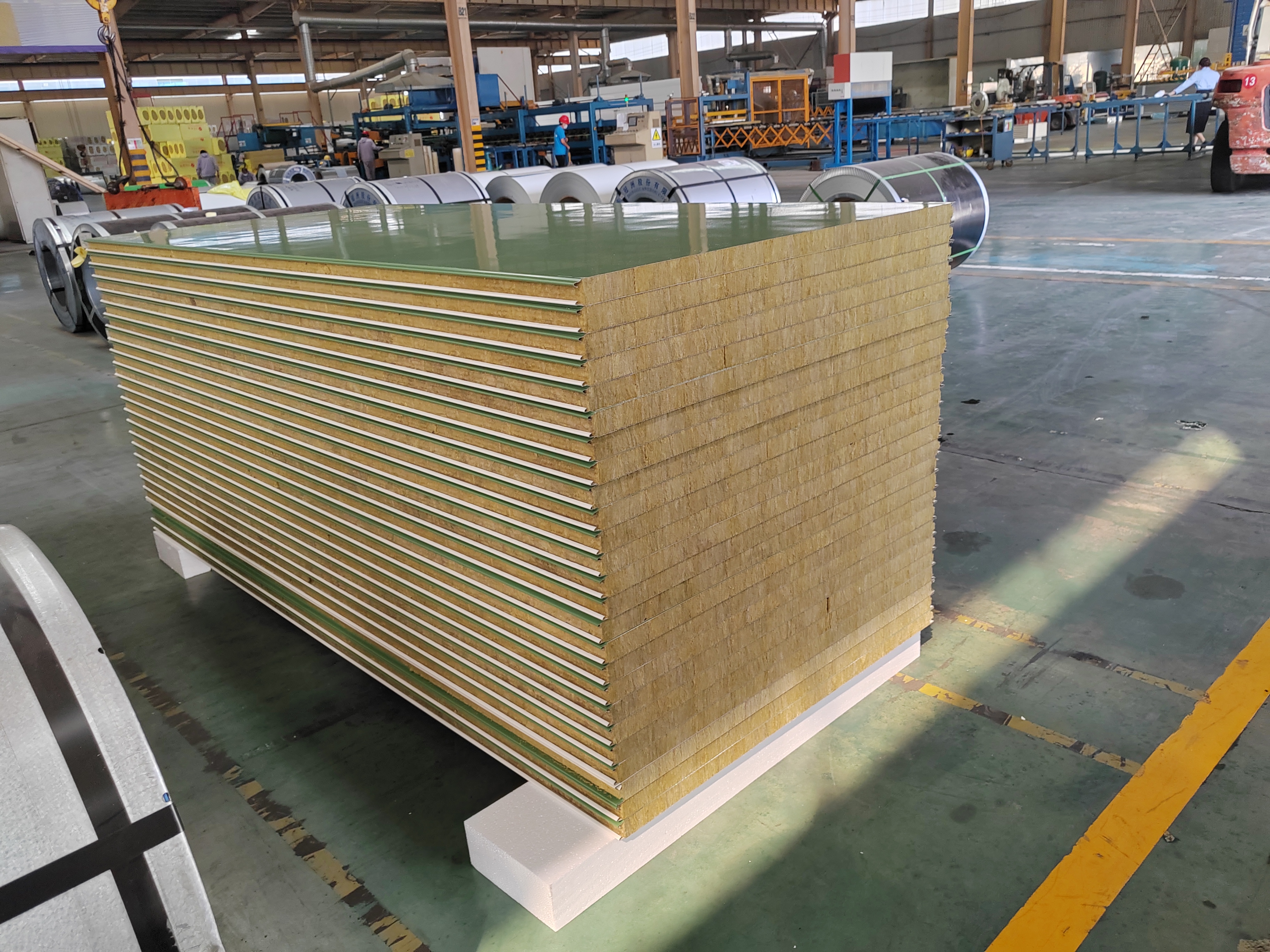 什么是岩棉夹芯板(图1)